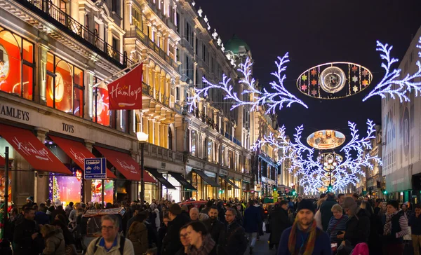 LONDRES, Reino Unido - 30 DE NOVIEMBRE DE 2014: Viernes Negro fin de semana en Londres la primera venta antes de Navidad. Calle Regent bellamente decorada con luces de Navidad. Los caminos estaban abiertos solo para peatones — Foto de Stock