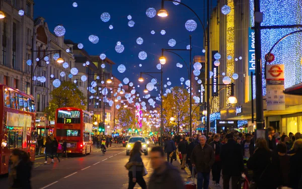 Verkauf in London, Oxford Street wunderschön mit Weihnachtsbeleuchtung dekoriert. — Stockfoto