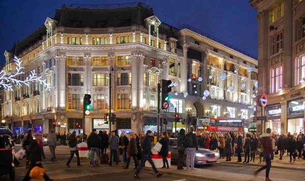 Vente à Londres, Oxford street joliment décoré avec des lumières de Noël . — Photo