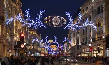 Londra, İngiltere - 30 Kasım 2014: Siyah Cuma hafta sonu Londra'da ilk satış Noel öncesi. Regent street Noel ışıkları ile dekore edilmiş. Yollar sadece yayalara açık olan