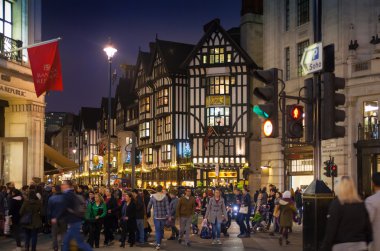 Londra, İngiltere - 30 Kasım 2014: Siyah Cuma hafta sonu Londra'da ilk satış Noel öncesi. Regent street Noel ışıkları ile dekore edilmiş. Yollar sadece yayalara açık olan