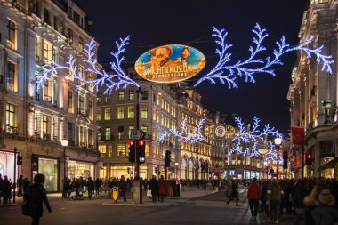 Londra, İngiltere - 30 Kasım 2014: Siyah Cuma hafta sonu Londra'da ilk satış Noel öncesi. Regent street Noel ışıkları ile dekore edilmiş. Yollar sadece yayalara açık olan