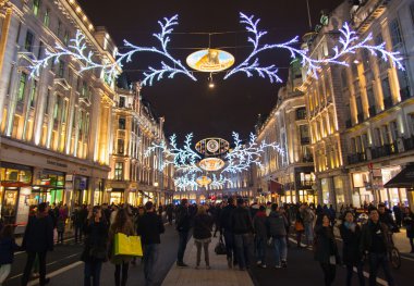 Londra, İngiltere - 30 Kasım 2014: Siyah Cuma hafta sonu Londra'da ilk satış Noel öncesi. Regent street Noel ışıkları ile dekore edilmiş. Yollar sadece yayalara açık olan