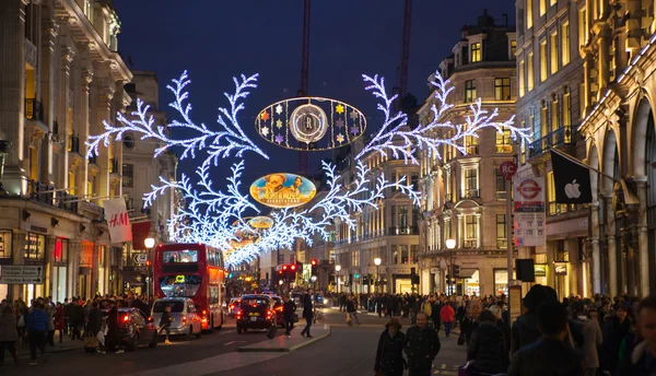 ロンドン、イギリス - 2014 年 11 月 30 日: ロンドン最初の販売でクリスマス前にブラックフラ イデーの週末。リージェント ・ ストリートは、クリスマスの照明で美しく装飾されています。道路は歩行者専用のため開いていた — ストック写真