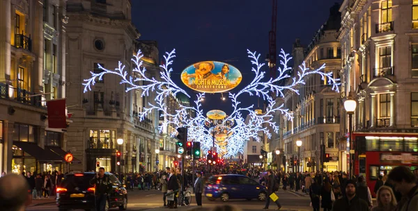 LONDRES, ROYAUME-UNI - 30 NOVEMBRE 2014 : Black Friday week-end à Londres la première vente avant Noël. Regent street joliment décoré avec des lumières de Noël. Les routes étaient ouvertes aux piétons seulement — Photo