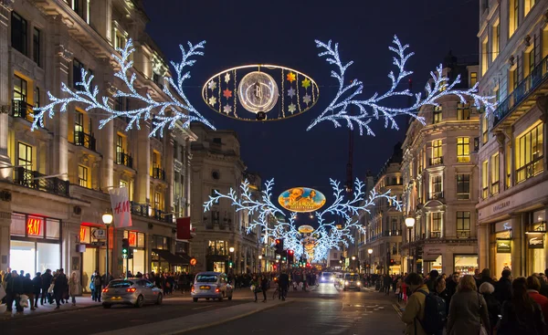 LONDRES, Reino Unido - 30 DE NOVIEMBRE DE 2014: Viernes Negro fin de semana en Londres la primera venta antes de Navidad. Calle Regent bellamente decorada con luces de Navidad. Los caminos estaban abiertos solo para peatones — Foto de Stock