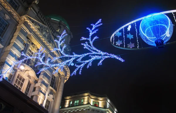 London, uk - 30. november 2014: black friday weekend in london der erste verkauf vor weihnachten. Regent Street wunderschön mit Weihnachtsbeleuchtung dekoriert. Straßen waren nur für Fußgänger geöffnet — Stockfoto