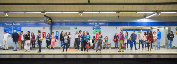 МАДРИД, ИСПАНИЯ - 28 мая 2014 года: метро, станция метро с пассажирами, ожидающими поезда — стоковое фото