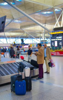 Londra, İngiltere - 28 Nisan 2014: Stansted havaalanı, Bagaj bekleme yeri