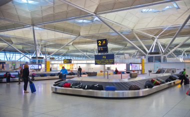Londra, İngiltere - 28 Nisan 2014: Stansted havaalanı, Bagaj bekleme yeri