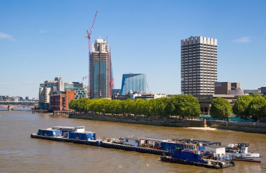 London bridge Londra manzara. St. Paul Katedrali, Bina ve Thames Nehri üzerinde tekne geçtikten Lloyds Bankası, Kornişon, Walkie Talkie