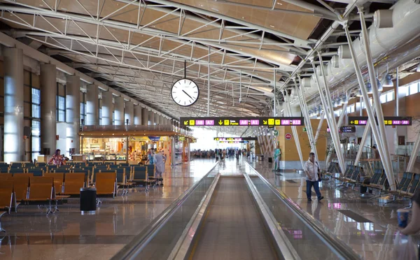 Interior del aeropuerto de Madrid, salida esperando aria — Foto de Stock