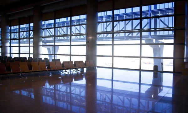 Interior del aeropuerto de Madrid, salida esperando aria — Foto de Stock