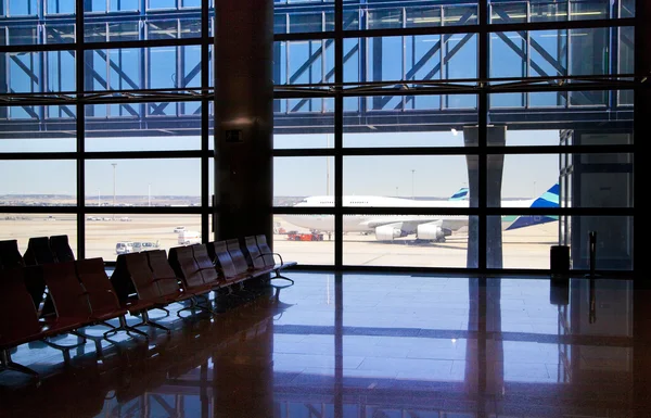 Interior del aeropuerto de Madrid, salida esperando aria — Foto de Stock