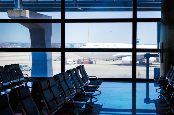 マドリード空港、出発待機アリアのインテリア — ストック写真