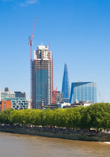 Cidade de Londres vista da ponte de Londres. Catedral de St. Paul, banco de chalés, Gherkin, Walkie Talkie edifício e barcos de passagem no rio Tamisa — Fotografia de Stock