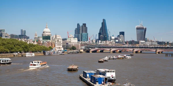 Вид на Лондон с Лондонского моста. Собор Святого Павла, Ллойдс банк, Gherkin, радио Talkie здания и проходящие лодки на реке Темза — стоковое фото