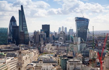 Londra, İngiltere - 9 Ağustos 2014 Londra görünümü. Londra şehri önde gelen merkezlerinden biri olan küresel finans bu görünüm içerir kule 42, Lloyeds banka, Kornişon, Walkie Talkie bina ve diğer