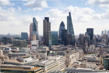 Londra, İngiltere - 9 Ağustos 2014 Londra görünümü. Londra şehri önde gelen merkezlerinden biri olan küresel finans bu görünüm içerir kule 42, Lloyeds banka, Kornişon, Walkie Talkie bina ve diğer