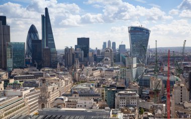 Londra, İngiltere - 9 Ağustos 2014 Londra görünümü. Londra şehri önde gelen merkezlerinden biri olan küresel finans bu görünüm içerir kule 42, Lloyeds banka, Kornişon, Walkie Talkie bina ve diğer