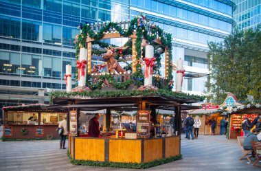 Kazanmak ve Noel etkinliği 29 Kasım 2014 - Canary Wharf kare, geleneksel eğlence Fuarı ile tabure, kafe, London, İngiltere - prises.
