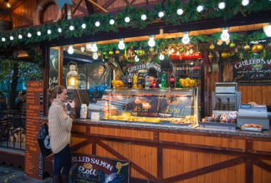 Kazanmak ve Noel etkinliği 29 Kasım 2014 - Canary Wharf kare, geleneksel eğlence Fuarı ile tabure, kafe, London, İngiltere - prises.