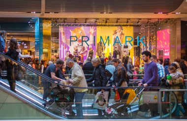 Londra, İngiltere - 29 Kasım 2014: Westfield Stratford City alışveriş merkezi ile bir sürü insan Noel Satılık acele.