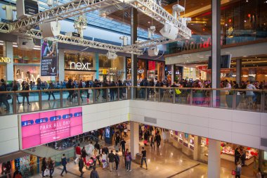 Londra, İngiltere - 29 Kasım 2014: Westfield Stratford City alışveriş merkezi ile bir sürü insan Noel Satılık acele.