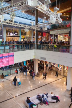 Londra, İngiltere - 29 Kasım 2014: Westfield Stratford City alışveriş merkezi ile bir sürü insan Noel Satılık acele.