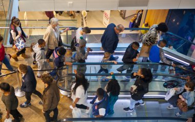 Londra, İngiltere - 29 Kasım 2014: Westfield Stratford City alışveriş merkezi ile bir sürü insan Noel Satılık acele.