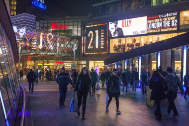 Stratford Köyü kare ve büyük alışveriş merkezi Noel ışıkları ve bir sürü insan çevresinde alışveriş süslenmiş