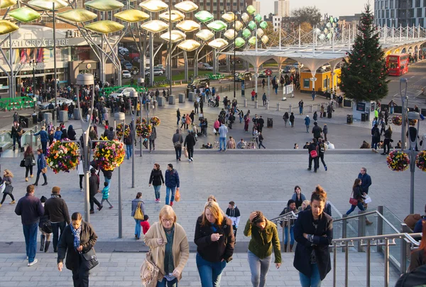 Plaza del pueblo de Stratford con entrada al centro comercial y parada de autobús central y mucha gente en Navidad — Foto de Stock