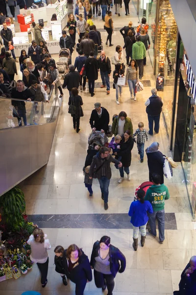 London, Egyesült Királyság - November 29-én 2014: Westfield Stratford City bevásárló központ, sok-sok ember rohan, karácsonyi eladó. — Stock Fotó