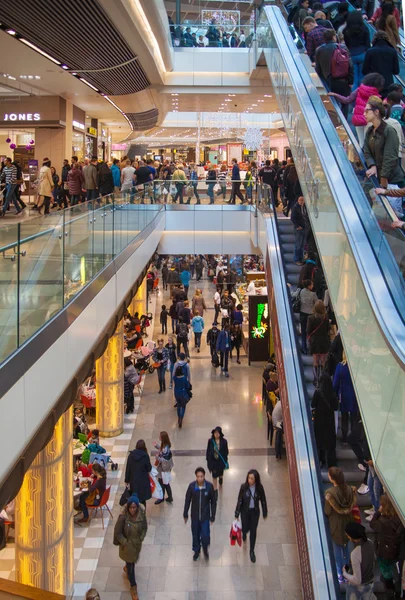 LONDRES, Reino Unido - NOVEMBRO 29, 2014: Westfield Stratford City Shopping Center com muitas pessoas correndo para a venda de Natal . — Fotografia de Stock