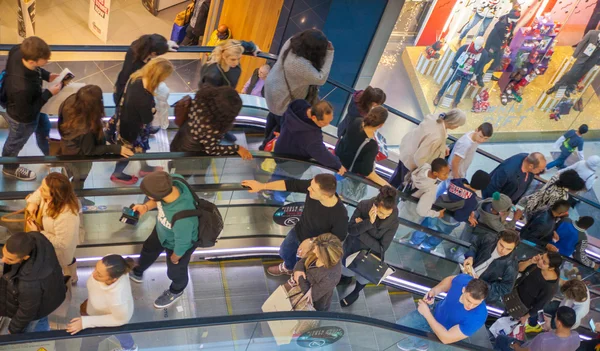 LONDRES, Reino Unido - NOVEMBRO 29, 2014: Westfield Stratford City Shopping Center com muitas pessoas correndo para a venda de Natal . — Fotografia de Stock