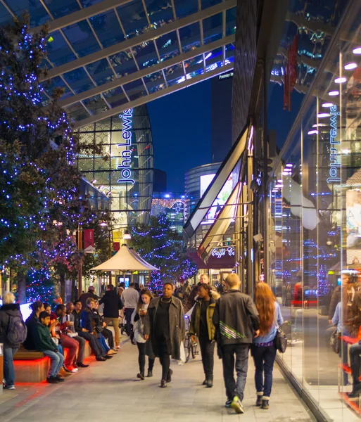 Стратфорд головної площі з входу торгового центру і центральної автобусної зупинки і багато людей в Різдвяний пік — стокове фото