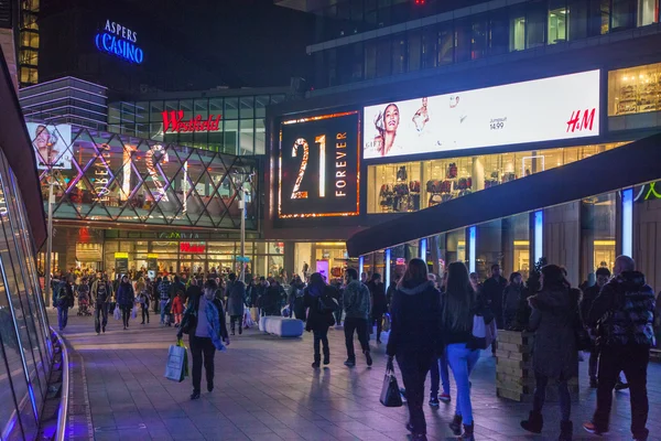 Πλατεία χωριού Stratford και μεγάλο εμπορικό κέντρο, διακοσμημένα με φώτα των Χριστουγέννων και πολλοί άνθρωποι ψώνια γύρω — Φωτογραφία Αρχείου