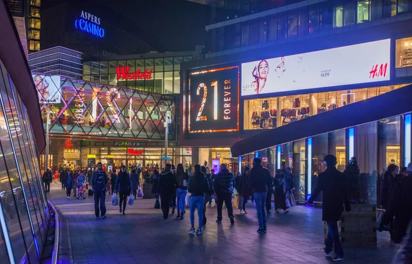 Πλατεία χωριού Stratford και μεγάλο εμπορικό κέντρο, διακοσμημένα με φώτα των Χριστουγέννων και πολλοί άνθρωποι ψώνια γύρω — Φωτογραφία Αρχείου