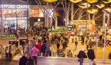 Stratford Köyü Alışveriş Merkezi giriş ve merkez otobüs durağı ve bir sürü insan Noel acele ile kare
