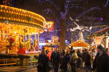 Londra, Leicester square dışkı, atlıkarınca, kazanmak için prises ve Noel etkinliği ile geleneksel eğlence Fuarı. Kişi ve aile Noel ruh gece dışarı zevk