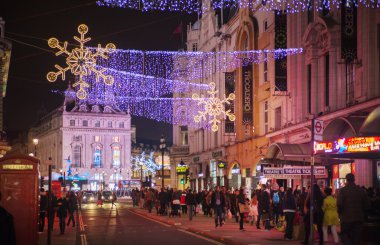 Londra, İngiltere - 30 Kasım 2014: Siyah Cuma hafta sonu Londra'da ilk satış Noel öncesi. Regent street Noel ışıkları ile dekore edilmiş. Yollar sadece yayalara açık olan