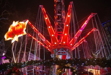Londra, Leicester square dışkı, atlıkarınca, kazanmak için prises ve Noel etkinliği ile geleneksel eğlence Fuarı. Kişi ve aile Noel ruh gece dışarı zevk
