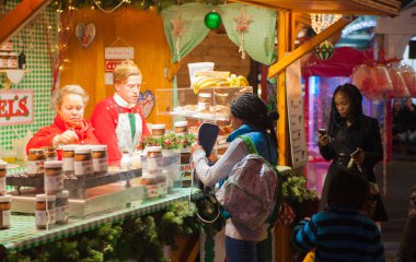 Londra, Leicester square dışkı, atlıkarınca, kazanmak için prises ve Noel etkinliği ile geleneksel eğlence Fuarı. Kişi ve aile Noel ruh gece dışarı zevk