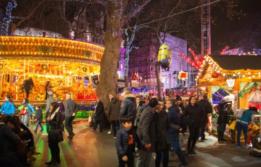 Londra, Leicester square dışkı, atlıkarınca, kazanmak için prises ve Noel etkinliği ile geleneksel eğlence Fuarı. Kişi ve aile Noel ruh gece dışarı zevk