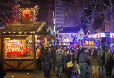 Londra, Leicester square dışkı, atlıkarınca, kazanmak için prises ve Noel etkinliği ile geleneksel eğlence Fuarı. Kişi ve aile Noel ruh gece dışarı zevk