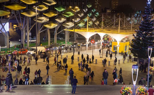 Stratford village square with shopping centre entrance and central bus stop and lots of people in Christmas rush — Stock Photo, Image