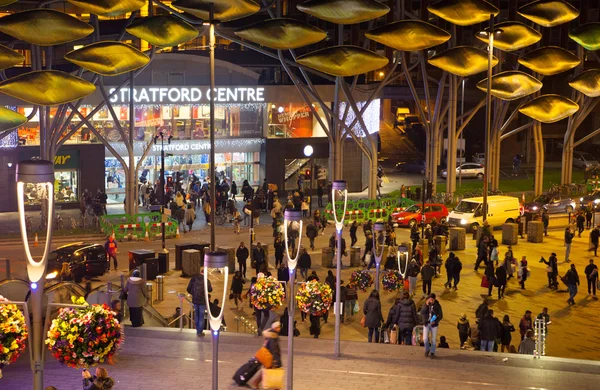 Plac z wejściem centrum handlowego i centrum przystanek autobusowy i mnóstwo ludzi w Boże Narodzenie szczytu wioski Stratford — Zdjęcie stockowe