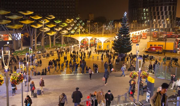Plaza del pueblo de Stratford con entrada al centro comercial y parada de autobús central y mucha gente en Navidad — Foto de Stock