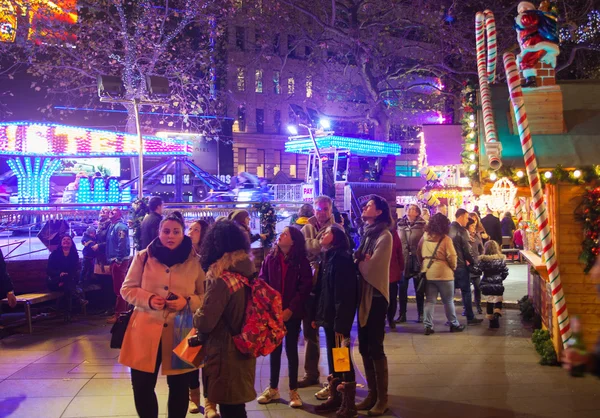 London, Leicester square, széklet, körhinta, ahogyan nyerni és karácsonyi tevékenység hagyományos vidámpark. Embereket, családokat, élvezve a karácsonyi hangulat éjszakát — Stock Fotó