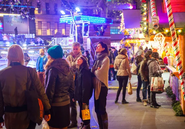London, leicester square traditioneller Jahrmarkt mit Hockern, Karussell, Gewinnspielen und Weihnachtsaktivitäten. Menschen und Familien genießen Weihnachtsstimmung — Stockfoto